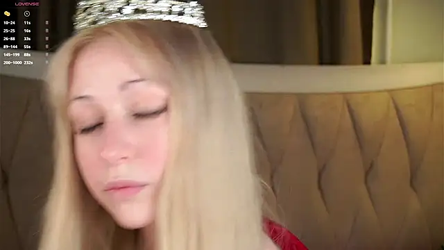 Snapshot of MarciDarugar chatting on 12.04.25 MarciDarugar online show from 12.04.25