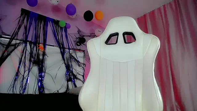 Snapshot of mishel_hott chatting on 10.23.25 mishel hott online show from 10.23.25