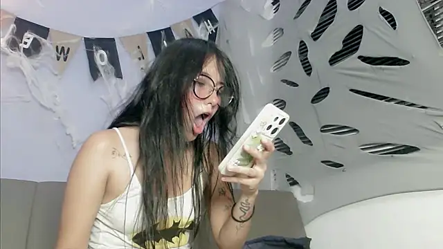 Snapshot of mishel_hott chatting on 10.29.25 mishel hott online show from 10.29.25