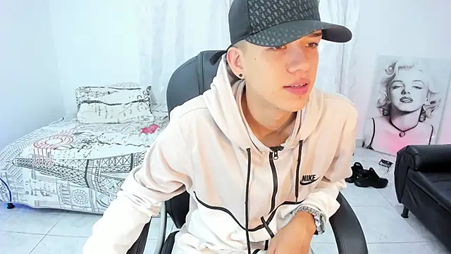 maxthomson boy online show from 10.02.25