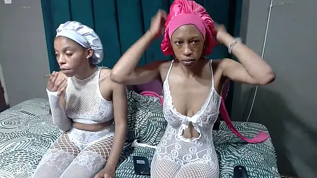 Snapshot of Lovecandy25x chatting on 09.30.25 Lovecandy25x online show from 09.30.25