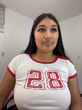 Snapshot of SharaRous chatting on 05.16.26 SharaRous online show from 05.16.26
