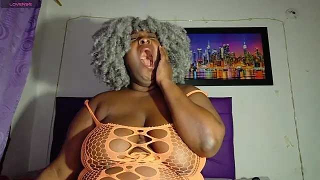 Snapshot of ebony_NeighborMoans chatting on 05.12.26 ebony NeighborMoans online show from 05.12.26