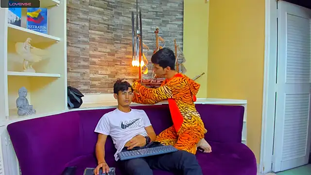 Holdme Hot online show from 09.10.25