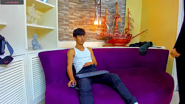 Holdme Hot online show from 09.12.25