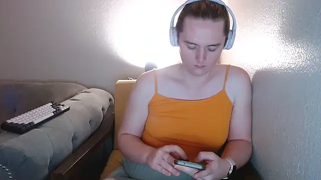 Snapshot of Elliebell chatting on 11.11.25 Elliebell online show from 11.11.25