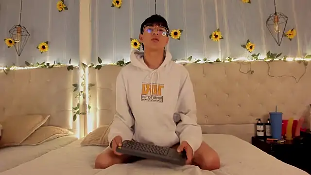 AleAurarashi online show from 10.30.25