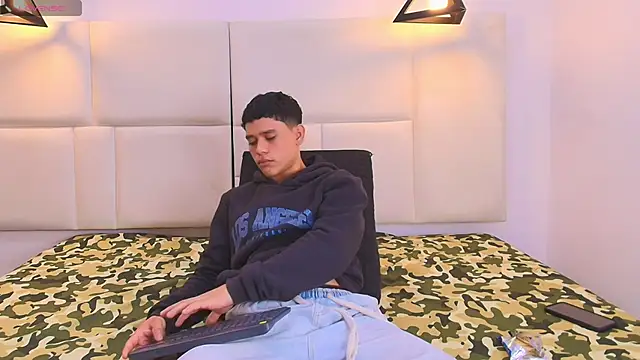 Snapshot of aron_twink66 chatting on 09.18.25 aron twink66 online show from 09.18.25