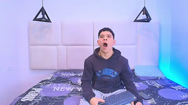 Snapshot of aron_twink66 chatting on 09.20.25 aron twink66 online show from 09.20.25