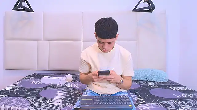 Snapshot of aron_twink66 chatting on 09.21.25 aron twink66 online show from 09.21.25