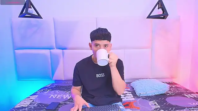 Snapshot of aron_twink66 chatting on 09.22.25 aron twink66 online show from 09.22.25