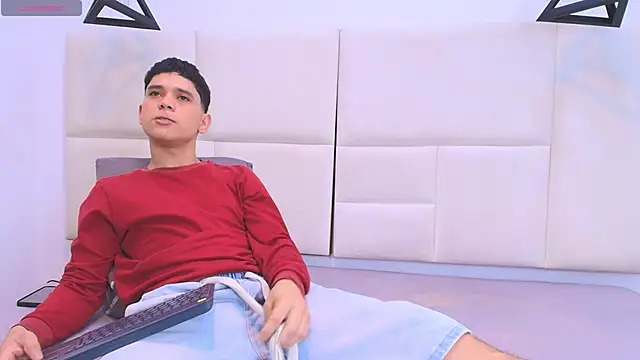 Snapshot of aron_twink66 chatting on 09.24.25 aron twink66 online show from 09.24.25