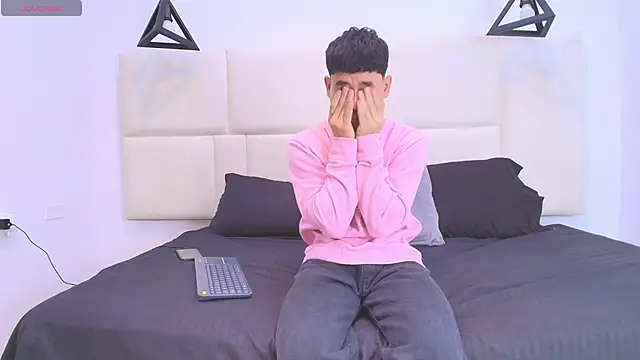 Snapshot of aron_twink66 chatting on 09.25.25 aron twink66 online show from 09.25.25