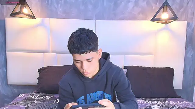 Snapshot of aron_twink66 chatting on 09.30.25 aron twink66 online show from 09.30.25