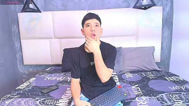 Snapshot of aron_twink66 chatting on 10.06.25 aron twink66 online show from 10.06.25