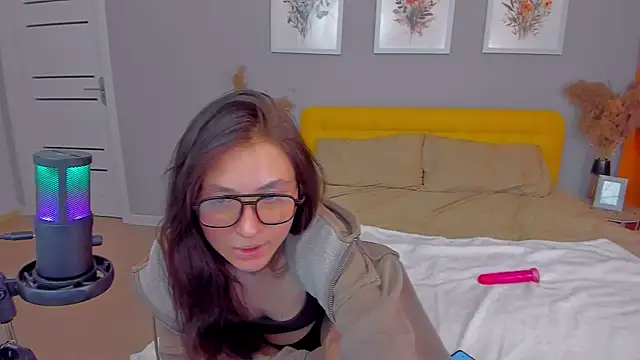 Snapshot of BrandyShy chatting on 09.30.25 BrandyShy online show from 09.30.25
