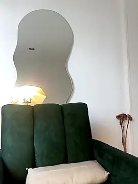 a Malgosia mako online show from 10.22.25