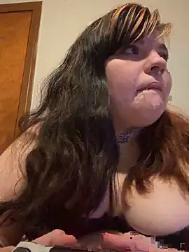 Snapshot of juicygoth chatting on 10.11.25 juicygoth online show from 10.11.25