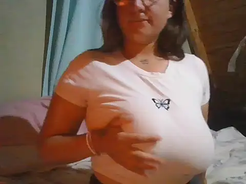 Snapshot of LizaDaki chatting on 11.17.25 LizaDaki online show from 11.17.25