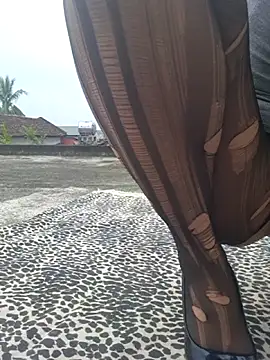 Snapshot of hello_mie chatting on 12.16.25 hello mie online show from 12.16.25