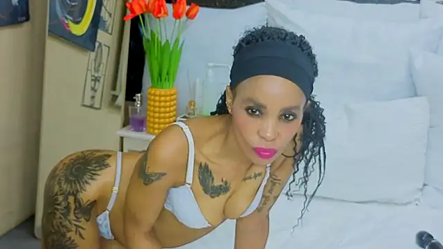 Snapshot of CaramelNatashaxx chatting on 10.21.25 CaramelNatashaxx online show from 10.21.25