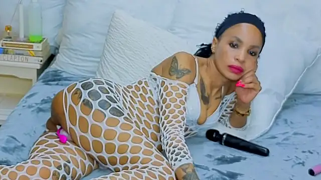 Snapshot of CaramelNatashaxx chatting on 10.26.25 CaramelNatashaxx online show from 10.26.25