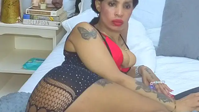 Snapshot of CaramelNatashaxx chatting on 12.17.25 CaramelNatashaxx online show from 12.17.25