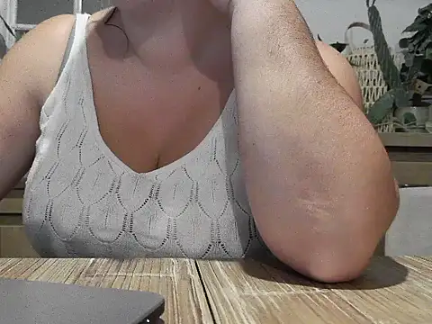 Snapshot of Aambre95Esexy chatting on 09.19.25 Aambre95Esexy online show from 09.19.25