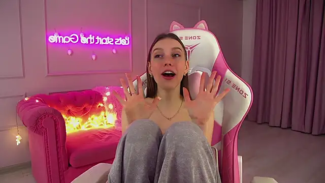 Snapshot of VeronicaVances chatting on 12.17.25 VeronicaVances online show from 12.17.25