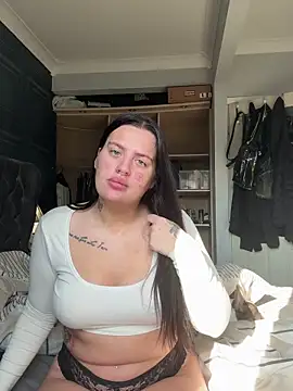 Snapshot of Victoriasteel chatting on 09.27.25 Victoriasteel online show from 09.27.25