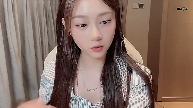 Snapshot of Makinghappymyself_ chatting on 12.20.25 Makinghappymyself online show from 12.20.25