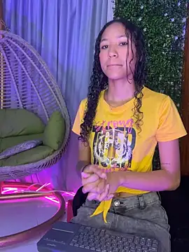 Snapshot of Kiara_Zahiri__ chatting on 09.16.25 Kiara Zahiri online show from 09.16.25