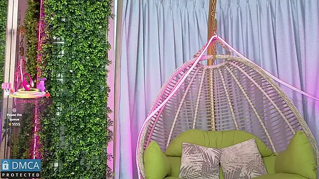 Snapshot of Kiara_Zahiri__ chatting on 10.04.25 Kiara Zahiri online show from 10.04.25