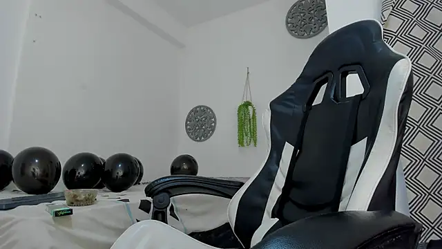 Snapshot of Jax_Maliq chatting on 10.16.25 Jax Maliq online show from 10.16.25