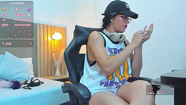 caroline 00403  online show from 09.16.25