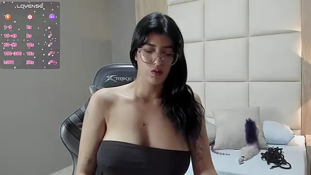 caroline 00403  online show from 09.20.25