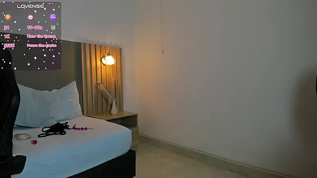 caroline 00403  online show from 09.30.25