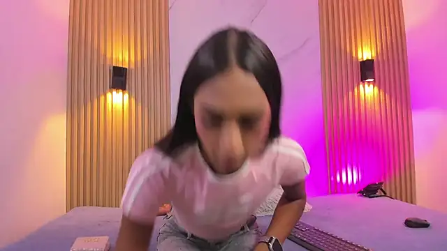 Valentinaliux  online show from 03.25.26