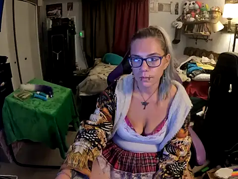 Snapshot of R4inbowK1tty chatting on 10.09.25 R4inbowK1tty online show from 10.09.25