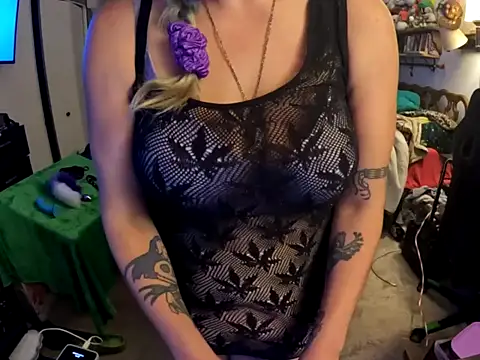 Snapshot of R4inbowK1tty chatting on 10.15.25 R4inbowK1tty online show from 10.15.25