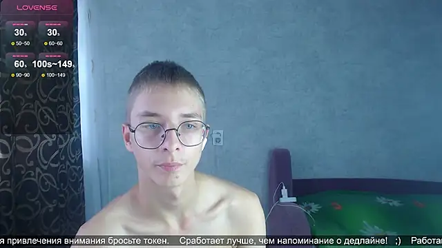 Snapshot of glasses_cat chatting on 09.29.25 glasses cat online show from 09.29.25