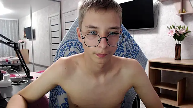Snapshot of glasses_cat chatting on 05.10.26 glasses cat online show from 05.10.26