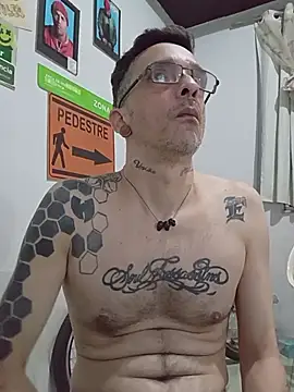 Snapshot of dinho_carioca chatting on 11.16.25 dinho carioca online show from 11.16.25