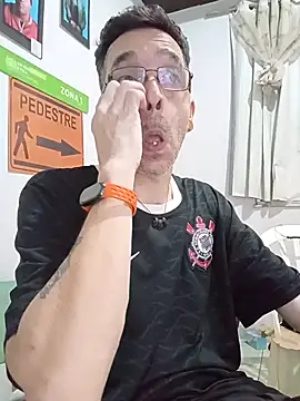 Snapshot of dinho_carioca chatting on 11.17.25 dinho carioca online show from 11.17.25