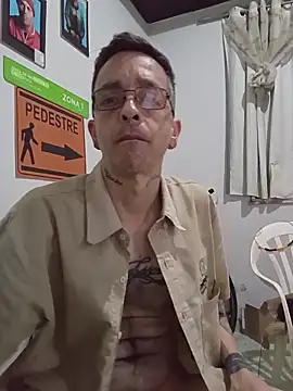 Snapshot of dinho_carioca chatting on 12.17.25 dinho carioca online show from 12.17.25