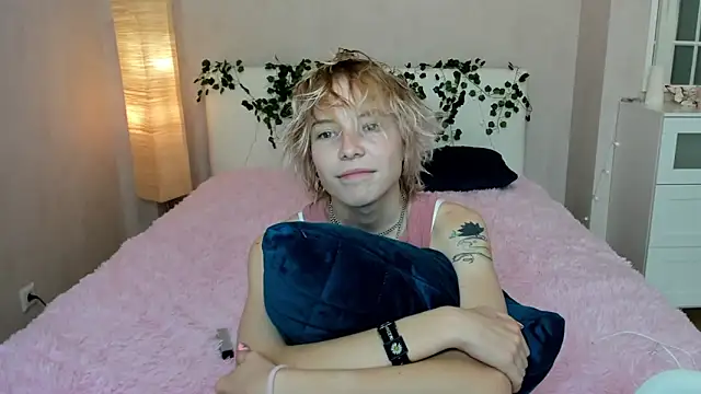 Pink Lila18 online show from 09.25.25