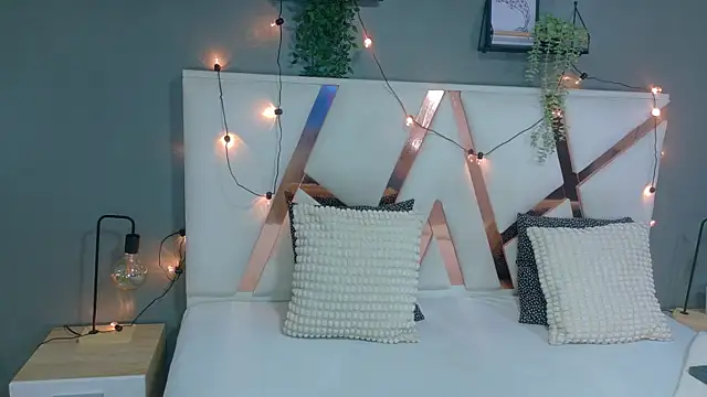 Snapshot of ScarlettVex__ chatting on 11.24.25 ScarlettVex online show from 11.24.25