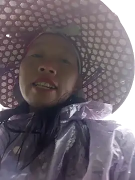 Snapshot of tcm-cute chatting on 11.08.25 tcm-cute online show from 11.08.25