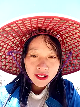 Snapshot of tcm-cute chatting on 12.19.25 tcm-cute online show from 12.19.25