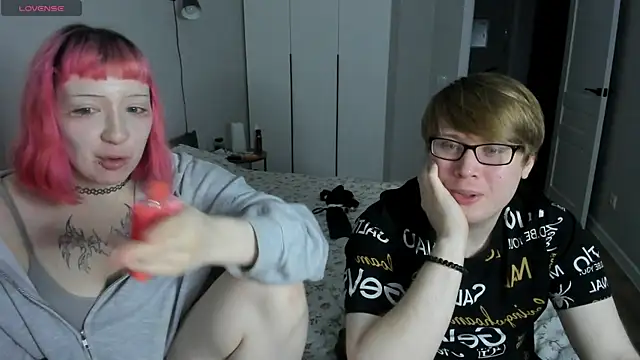 Snapshot of Couple_Molly chatting on 10.13.25 Couple Molly online show from 10.13.25